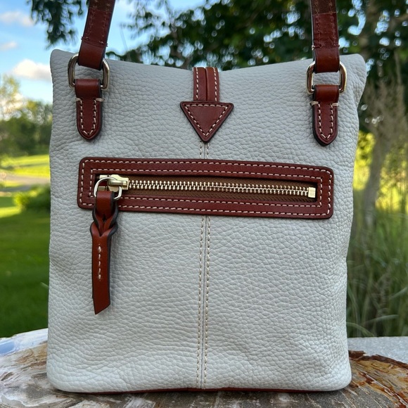 Dooney & Bourke White Pebble Grain Leather Toggle Crossbody EUC - Picture 10 of 17